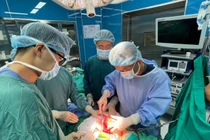 Chán ăn, buồn nôn, nữ bệnh nhân 23 tuổi mang khối u thận hơn 1kg