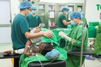 Hy hữu: Bóc 60 u xơ tử cung buồng trứng cho người bệnh ngoại quốc