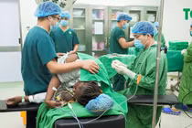 Hy hữu: Bóc 60 u xơ tử cung buồng trứng cho người bệnh ngoại quốc