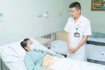 Đột ngột đau bụng... không ngờ tăm 7 cm đâm thủng trực tràng