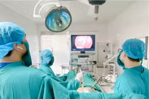 Phẫu thuật cắt bỏ khối u xơ tử cung "khủng" cho nữ bệnh nhân 53 tuổi