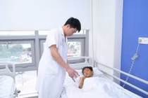 Tự chế pháo nổ nam sinh 12 tuổi dập nát bàn tay