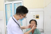 Cùng lúc nhiễm 5 loạn giun sán nguy hiểm vì thường xuyên ăn rau sống