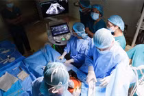 Ê-kíp các bác sĩ chuyên khoa tim mạch Nhi và các bác sĩ chuyên khoa Sản của BV Nhi Đồng 1 và BV Từ Dũ phối hợp thực hiện can thiệp thông van tim cho bào thai ngay trong bụng mẹ