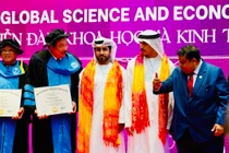 Dậy người dân tự chữa bệnh, bác sĩ được tấn phong Tiến sĩ danh dự AIU 