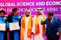 Dậy người dân tự chữa bệnh, bác sĩ được tấn phong Tiến sĩ danh dự AIU 