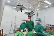 Bác sĩ nước ngoài tới học kỹ thuật mổ nội soi tuyến giáp “dr luong”