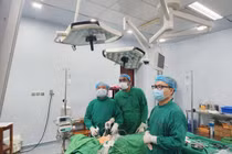 Bác sĩ nước ngoài tới học kỹ thuật mổ nội soi tuyến giáp “dr luong”