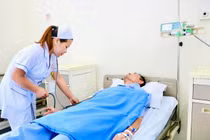 Thanh niên 31 tuổi bị cưa máy cắt xuyên thấu bụng, lộ quai ruột