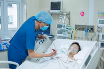 Xe ba gác chèn qua người, bệnh nhi 12 tuổi sốc đa chấn thương nghiêm trọng