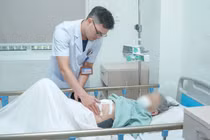 Sốc nhiễm trùng nặng do thủng dạ dày tá tràng vì lạm dụng thuốc giảm đau