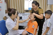 Hãy cho trẻ đi khám mắt trong từng giai đoạn