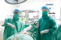 Phẫu thuật nội soi u buồng trứng xoắn, hoại tử cho nữ sinh 15 tuổi