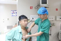 Hội chẩn liên viện cấp cứu người bệnh bị kéo đâm trúng ngực