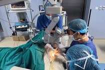 Ghép giác mạc mang lại ánh sáng cho 2 người mù lòa