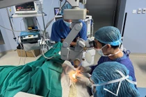 Ghép giác mạc mang lại ánh sáng cho 2 người mù lòa