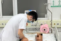 Gạch rơi vào chân... người đàn ông mắc uốn ván