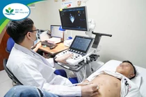 Bệnh nhi N.V.V được kiểm tra, siêu âm tim đánh giá mức độ hồi phục sau 2 tháng phẫu thuật