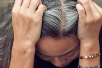 Nhiều người đang hiểu sai về nhổ tóc bạc tóc sâu mà không biết