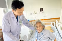 Cụ bà 72 tuổi bị sa toàn bộ: bàng quang, tử cung, trực tràng ra ngoài 