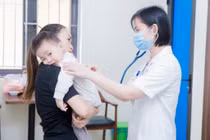 Phù nề tay chân, môi lưỡi đỏ...bé trai 16 tháng tuổi mắc Kawasaki nguy hiểm