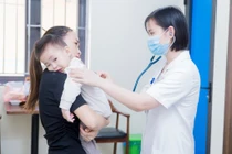 Phù nề tay chân, môi lưỡi đỏ...bé trai 16 tháng tuổi mắc Kawasaki nguy hiểm