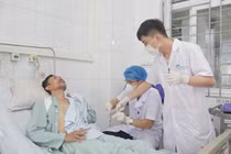 Nội soi lấy máu trong phổi cứu bệnh nhân tai nạn giao thông nghiêm trọng