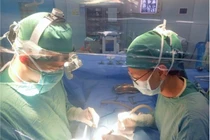 6 tiếng nỗ lực cứu bệnh nhi dị tật tim phức tạp, chuyển vị đại mạch