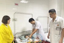 Trẻ 4 tuổi mổ cấp cứu thủng tá tràng do tự dùng Corticoid chữa ban ngứa
