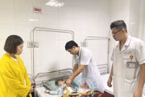 Trẻ 4 tuổi mổ cấp cứu thủng tá tràng do tự dùng Corticoid chữa ban ngứa