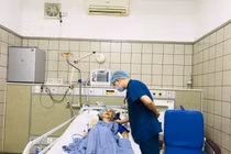 Cứu sống ngoạn mục cụ bà 92 tuổi bị u đại tràng, lồng trực tràng