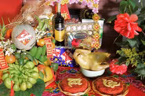 Chuẩn bị mâm cúng giao thừa ngoài trời