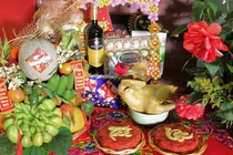 Chuẩn bị mâm cúng giao thừa ngoài trời