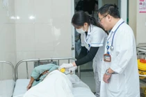 Cụ bà 72 tuổi bị biến chứng nguy hiểm vì mẩn ngứa zona bôi dầu gió