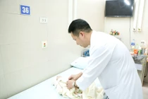 “Tiền mất, tật mang” vì chữa thoát vị bẹn bằng thuốc