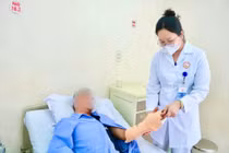 Chuyển vạt da che phủ tổn thương bỏng sâu do điện giật