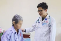 Đặt stent mạch vành cấp cứu cho 2 người bệnh gần 100 tuổi