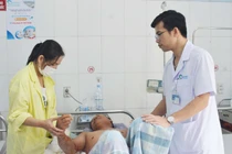 BSCKII Hoàng Văn Quyết – Trưởng phòng Tổ chức cán bộ, Bệnh viện Bãi Cháy thăm khám cho bệnh nhân sau phẫu thuật - Ảnh BVCC