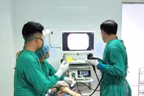 Gắp viên thuốc còn nguyên vỏ mắc kẹt trong thực quản cụ bà 88 tuổi