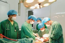 Cắt cỏ gần gốc cây thanh niên 21 tuổi bị đứt cơ gan bàn chân 