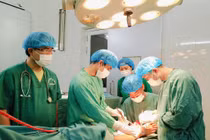 Cắt cỏ gần gốc cây thanh niên 21 tuổi bị đứt cơ gan bàn chân 