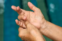 Đau ngón tay và gấp duỗi khó