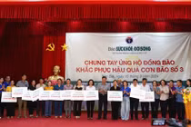 Thứ trưởng Bộ Y tế Đỗ Xuân Tuyên động viên người dân vùng lũ Yên Bái