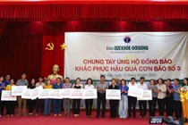 Thứ trưởng Bộ Y tế Đỗ Xuân Tuyên động viên người dân vùng lũ Yên Bái