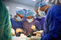 Lần đầu ghép khí quản, tạo hình thực quản hẹp hiếm gặp trong y văn