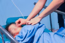 Bé gái 5 tuổi đi ngoài ra máu tươi liên tục do polyp đại tràng