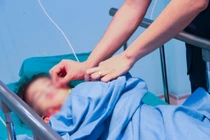 Bé gái 5 tuổi đi ngoài ra máu tươi liên tục do polyp đại tràng