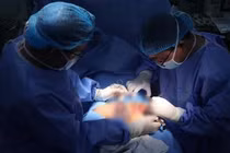 Hy hữu: Đỡ đẻ cho heo, người đàn ông bị heo táp rách sinh dục