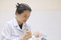 Cứu bé trai viêm phổi, suy hô hấp nặng: Dấu hiệu nào cần cảnh giác?