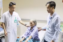 Đau bụng không đi khám, cụ bà 89 tuổi vỡ ruột thừa